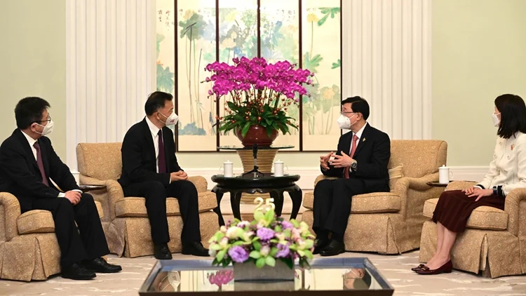 李家超就任行政长官后会见的第一批客人是谁？