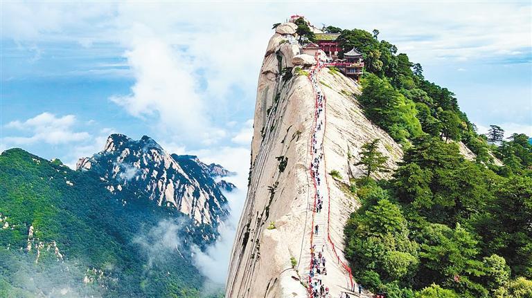 华山免门票一个月 旅游收入超亿元