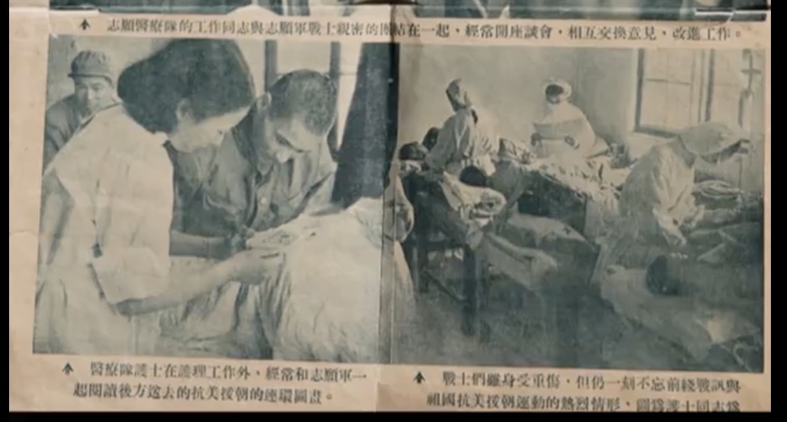 王漫如与志愿者一起阅读后方送去的抗美援朝连环画报。