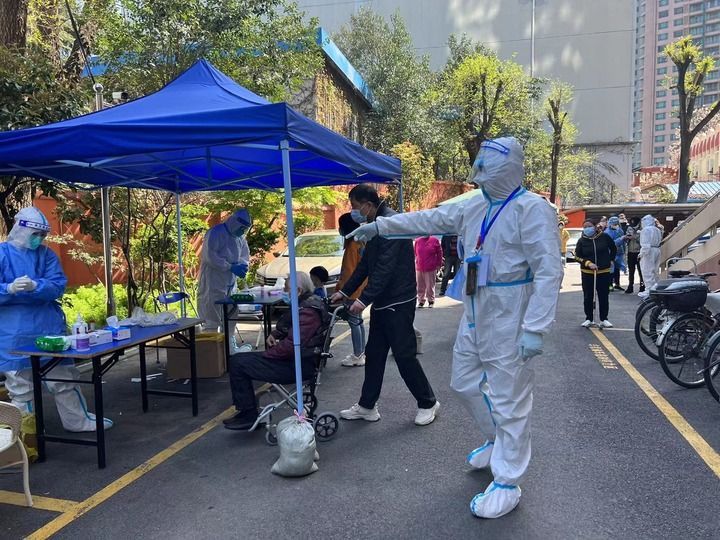 上海市徐汇区徐家汇街道石油公寓志愿者张勇帮助社区进行核酸筛查（受访者供图）