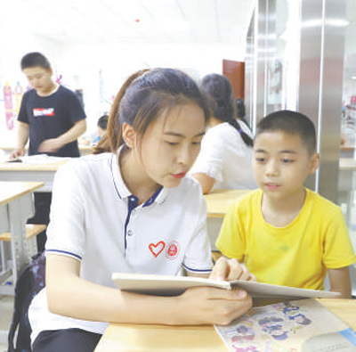 崔嘉欣为学生辅导作业。曾 兰摄(人民视觉)