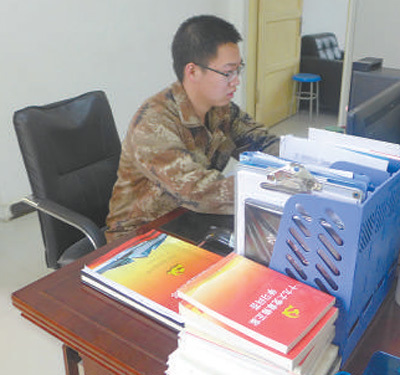 刘春成在托喀依乡海勒克库都克村工作。苏效杰摄(人民视觉)