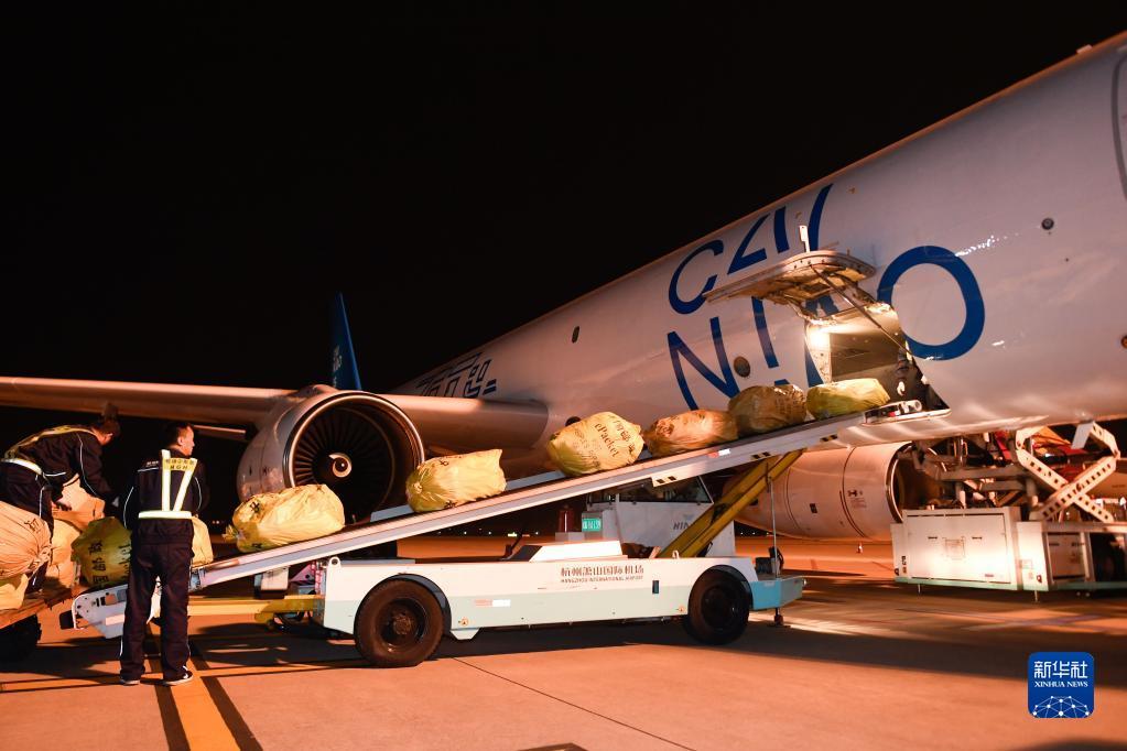 2019年10月30日凌晨,浙江杭州飞往俄罗斯首都莫斯科的首条直达电商货运航线“菜鸟号”从萧山国际机场首航。新华社记者 黄宗治 摄