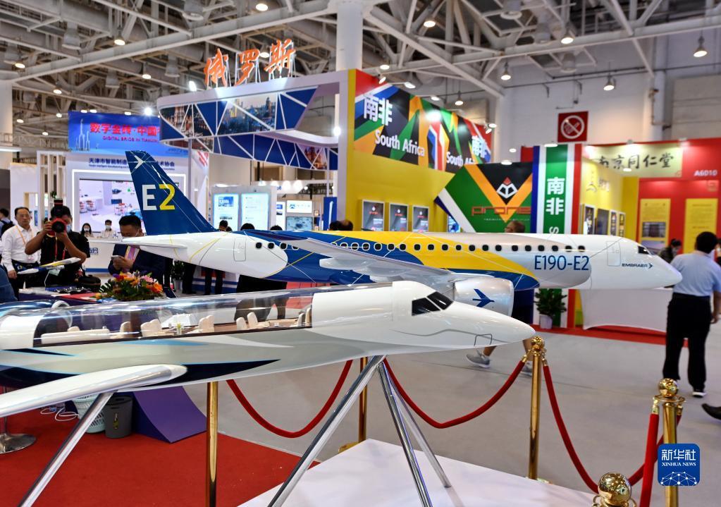 2021年9月8日,参观者在厦门开幕的金砖国家新工业革命展上拍摄飞机模型。新华社记者 林善传 摄