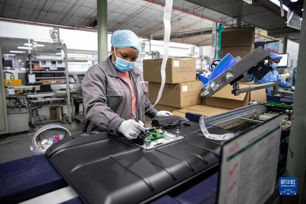 2022年6月1日,当地员工在南非开普敦海信南非工业园的电视机生产线上工作。新华社记者 吕天然 摄