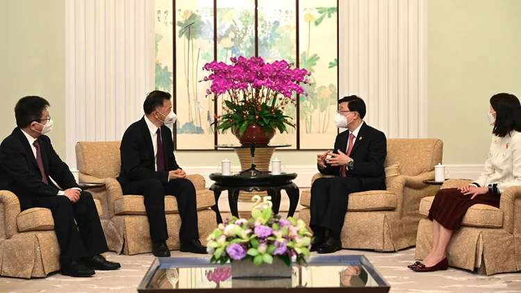 李家超就任行政长官后会见的第一批客人是谁?