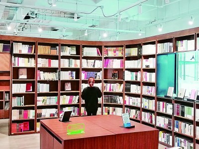 读者在上海嘉定24小时开放的图书馆内翻阅图书。本报记者 韩业庭摄/光明图片