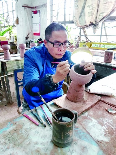 广西钦州,手工艺人在文化馆展示陶器制作技艺。本报记者 韩业庭摄/光明图片