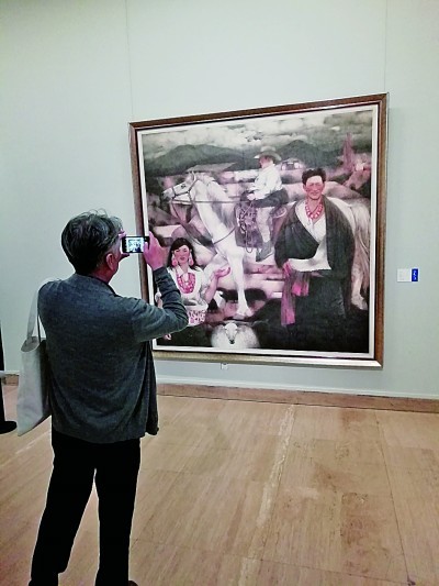 观众在中国美术馆参观展览。本报记者 韩业庭摄/光明图片