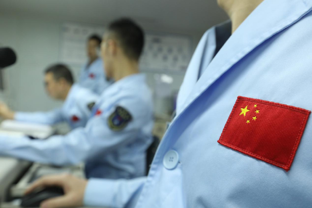 科技人员任务前参加演练