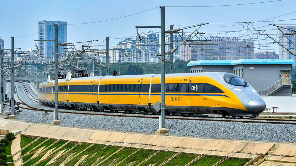 5月16日,高速综合检测列车驶出南宁东站。(新华社记者张爱林摄)